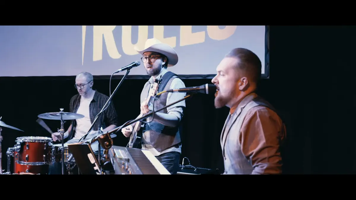 Thunder Rolls performing “Friends in Low Places”